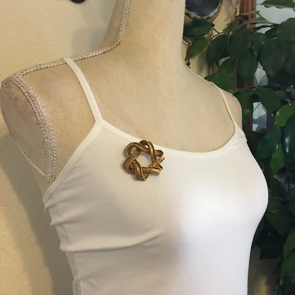 Vintage 70s gold tone wreath design brooch pin